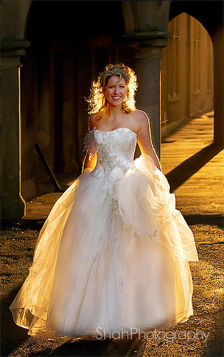 photographer captures beautiful light of the bride backlit